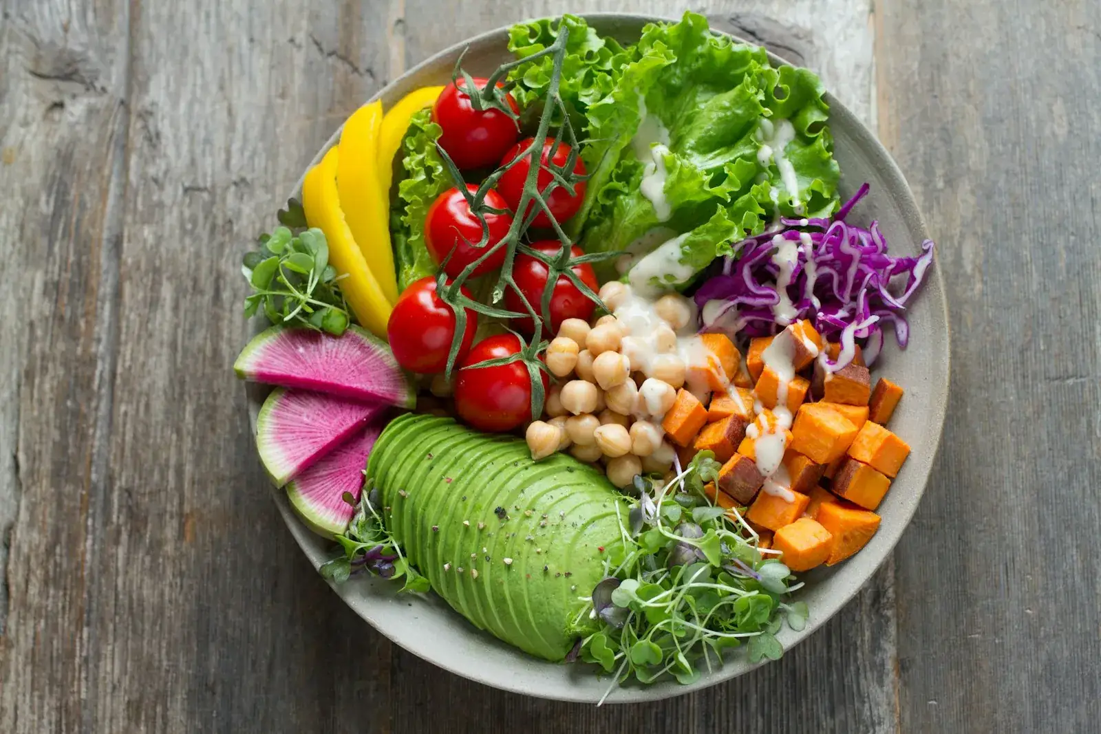 Assiette végétarienne composée de légumes frais, pois chiches et avocat